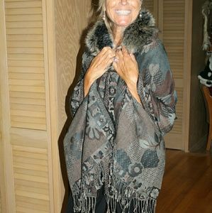 Gorgeous cape/shawl with soft faux fur collar EUC